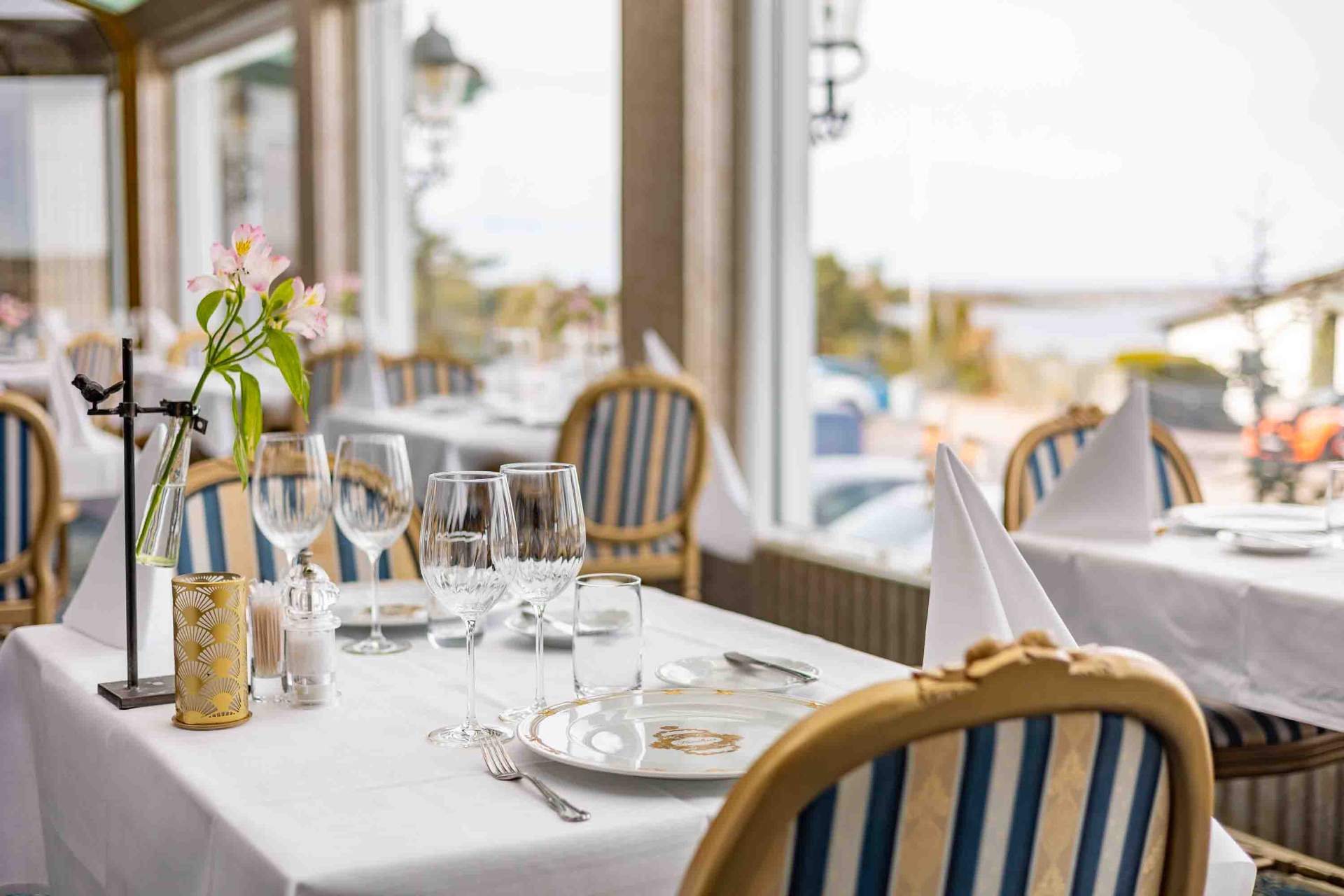 Dukat bord med havsutsikt